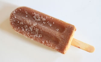 Na sorveteria os picolés têm sabor de frutas do cerrado
